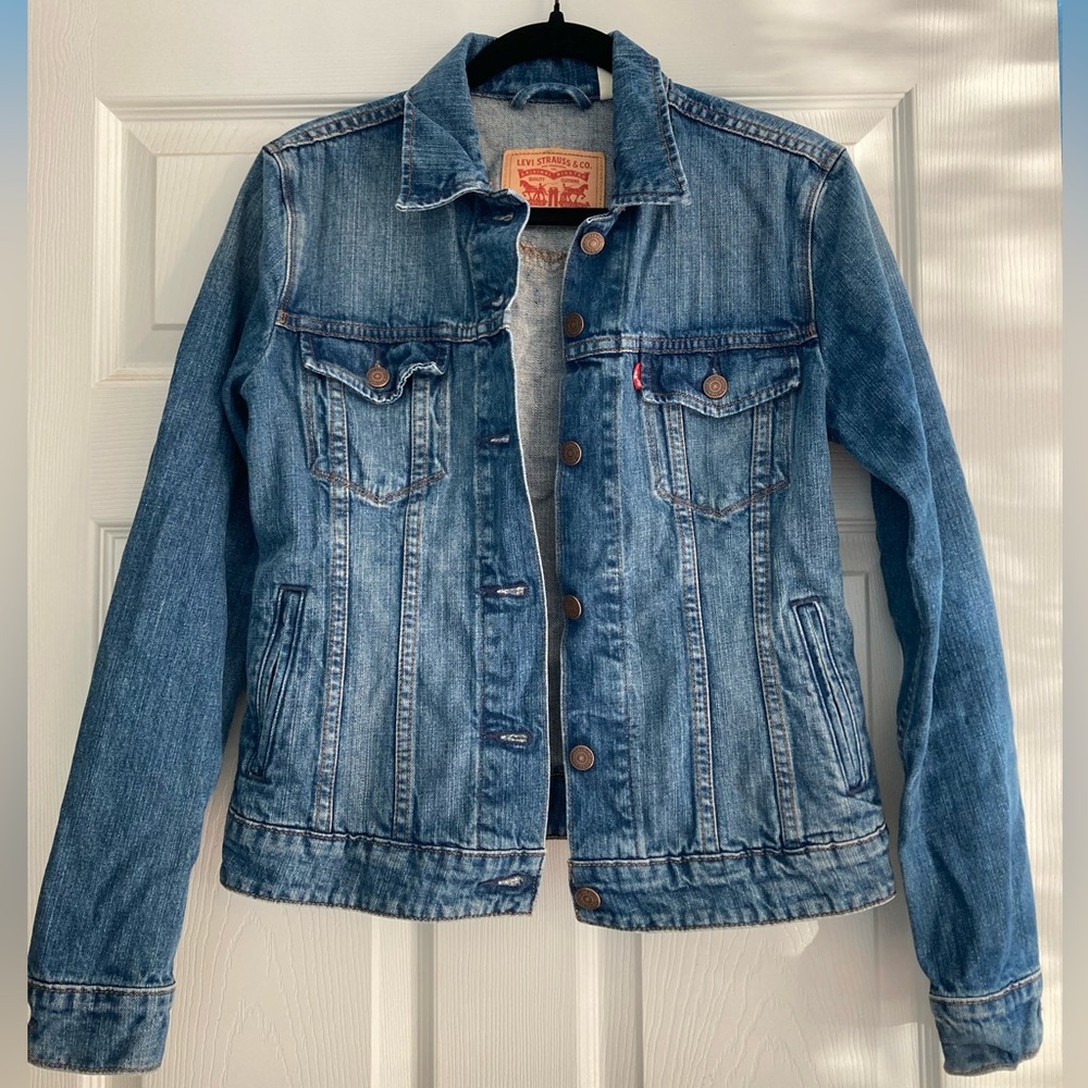 Levi’s Jean Jacket! Size:S